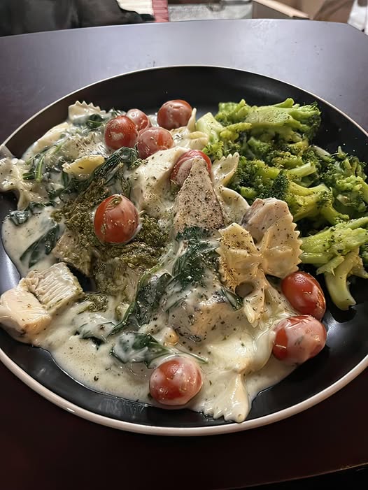 Creamy Chicken and Spinach Pasta with Broccoli